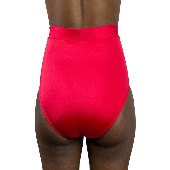 Digital sewing pattern featuring a retro high-waisted bikini bottom with moderate leg openings and full back coverage. Includes four view options and is modelled in red with a matching halter top. Format includes A4, US Letter, and A0. Sizes XS–XL. Video tutorial included.
diy high waisted bikini swimsuit patterns pdf gigipatterns